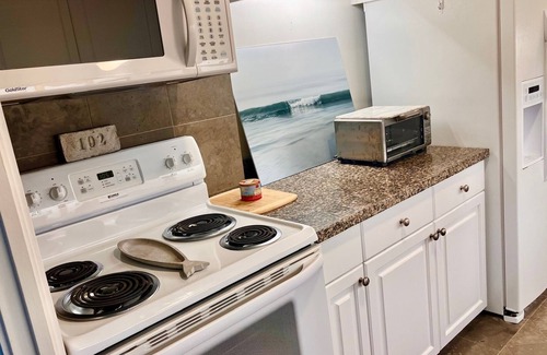 Kahala Condo | Relaxing tropical retreat near Diamond Head. Unwind and rejuvenate your senses.