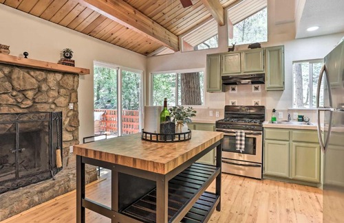 Twin Peaks House | Relaxing Twin Peaks Retreat with Deck and Grill!