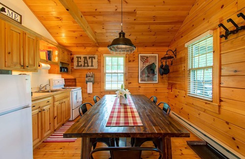 Lincolnville House | Relaxing Two Bedroom Cabin - 10 minutes to Camden!