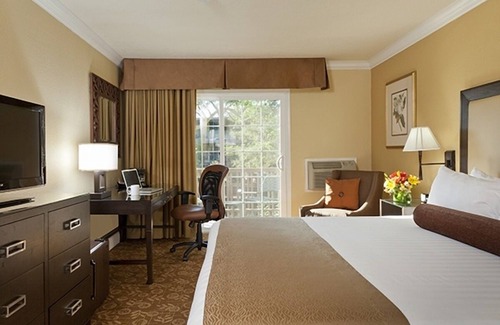 Barron Park Hotel | Relaxing Unit with Outdoor Heated Pool, Free Parking & Breakfast Near Stanford