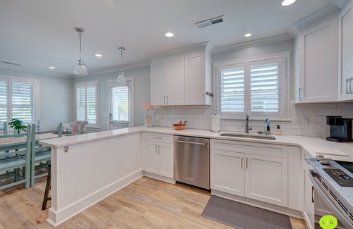 Wrightsville Beach House | RELAXING upper unit of duplex house - 5 minute walk to beach & Banks Channel