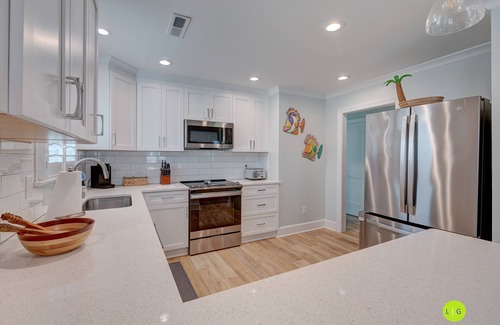 Wrightsville Beach House | RELAXING upper unit of duplex house - 5 minute walk to beach & Banks Channel