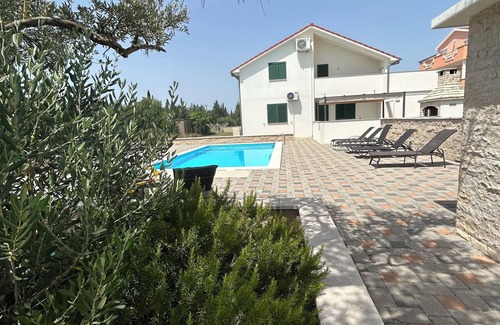 Benkovac House | Relaxing vacation in a holiday home with pool in beautiful Dalmatia