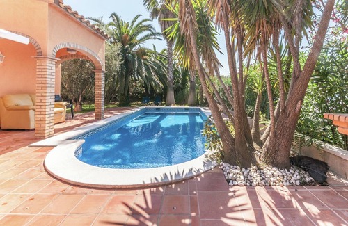 Sant Pere Pescador House | Relaxing Villa Steps from Beach