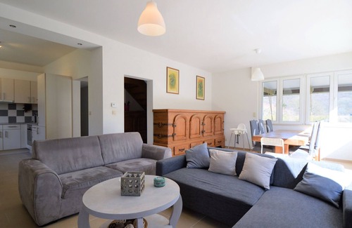 Wepion Villa | Relaxing Villa in Namur with Fenced Garden