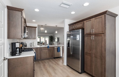 Okahumpka House | Relaxing Villages Retreat w/4-person Golf Cart and Grill - NEW designer home