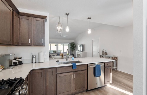 Okahumpka House | Relaxing Villages Retreat w/4-person Golf Cart and Grill - NEW designer home