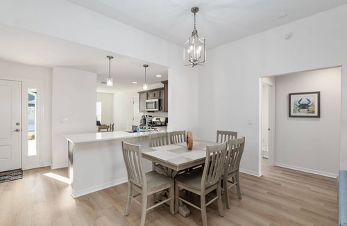 Okahumpka House | Relaxing Villages Retreat w/4-person Golf Cart and Grill - NEW designer home