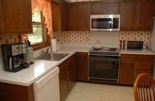 Westgate House | Relaxing Vintage Country 3-bedroom Home with WiFi and AC in Delightful Richlands