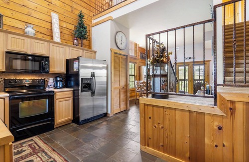Branson Theater District Cabin | Relaxing Walk-in Cabin in Branson Theatre District, Golf and Ticket Discounts