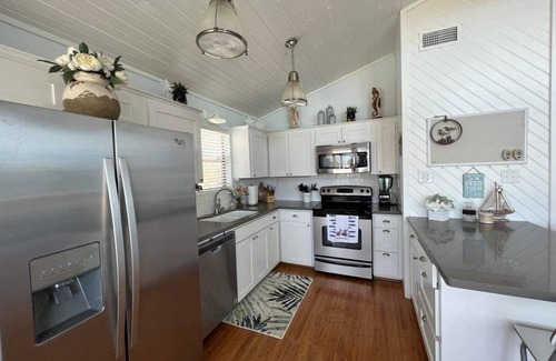 San Luis House | Relaxing Waterfront Canal Home in Treasure Island