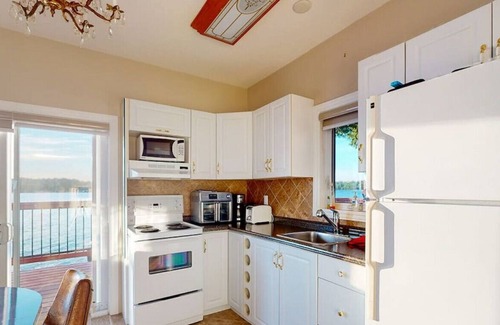Wollaston House | Relaxing waterfront retreat