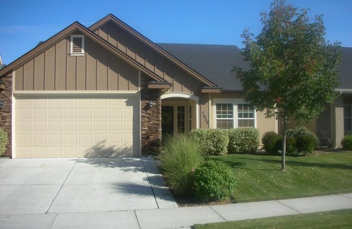Meridian House | Relocation Specialists, Community pool, close to everything in Treasure Valley!