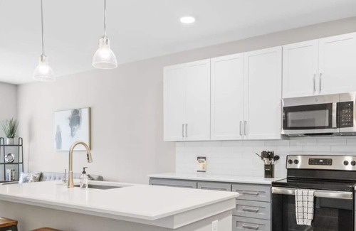 Paw Creek Condo | Reluxme | Elegant 1BR Near Airport & Dining