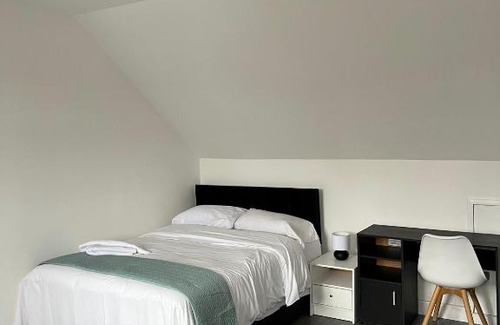 Clayhall Apartment | Remarkable 1-Bed Studio Apartment in Redbridge