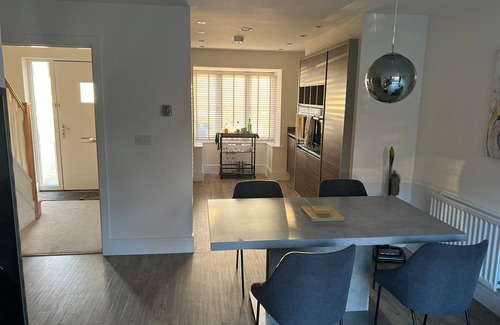 Pontefract House | Remarkable 4-Bedroom 3-Bathroom House