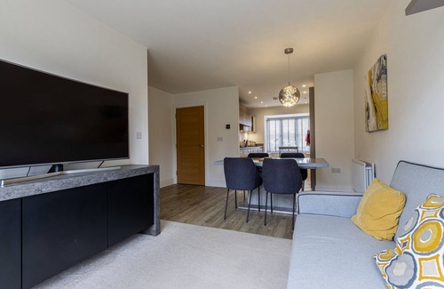 Pontefract House | Remarkable 4-Bedroom 3-Bathroom House