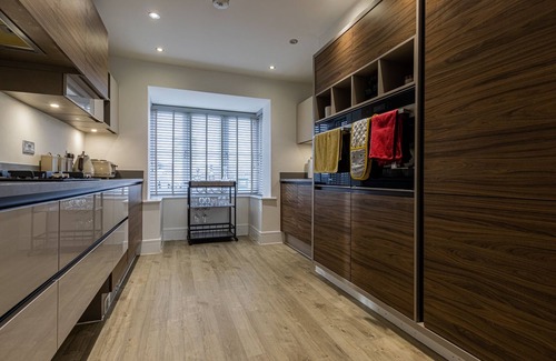 Pontefract House | Remarkable 4-Bedroom 3-Bathroom House