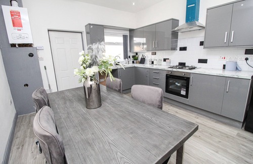 Bradford House | Remarkable 4-Bed House in Bradford