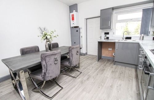 Bradford House | Remarkable 4-Bed House in Bradford