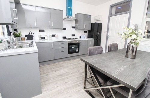 Bradford House | Remarkable 4-Bed House in Bradford