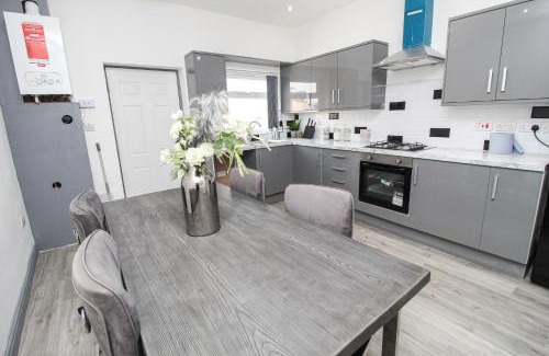 Bradford House | Remarkable 4-Bed House in Bradford