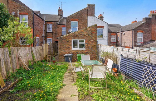 Luton House | Remarkable 5-Bed House in Luton