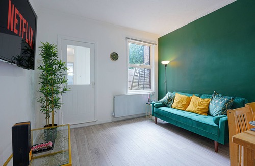 Luton House | Remarkable 5-Bed House in Luton