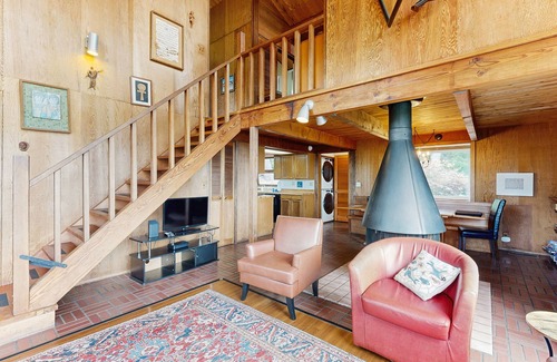 Mendocino House | Remarkable Home with Sea View Deck, Free WifI, and Fireplace - Dog-Friendly