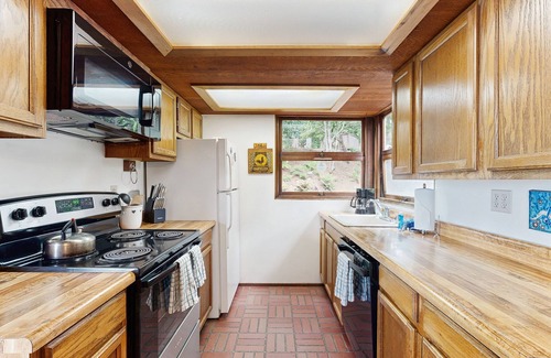 Mendocino House | Remarkable Home with Sea View Deck, Free WifI, and Fireplace - Dog-Friendly