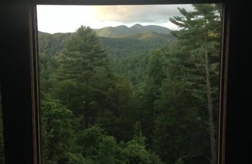 Highlands Cabin | ~Remarkable *HOT TUB* Mountaintop Getaway~ At 3975 Ft!