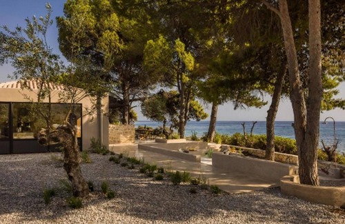 Kardamyli Villa | Remarkable Kardamyli Beachfront Villa |.