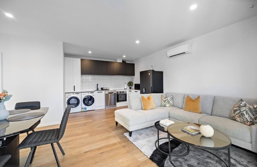 Kawarau Falls House | Remarkable Mountain Scene - A Modern Escape