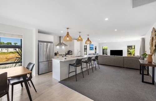 Lower Shotover House | Remarkable Mountain View - 4 Bedroom Home