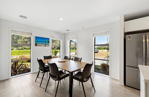 Lower Shotover House | Remarkable Mountain View - 4 Bedroom Home