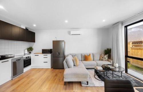 Kawarau Falls House | Remarkable Mountain Scene - A Modern Escape