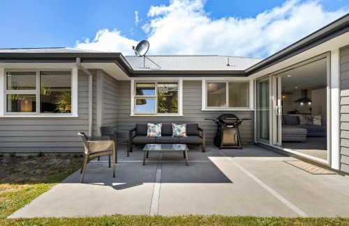 Lower Shotover House | Remarkable Mountain View - 4 Bedroom Home