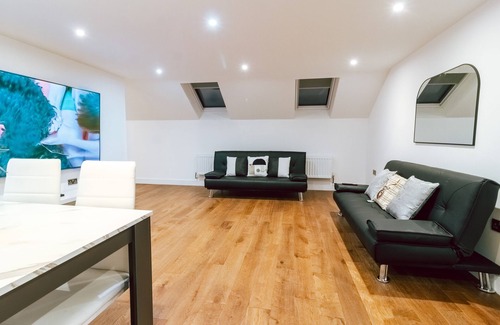 Coulsdon West Apartment | Remarkable, Penthouse - 3-bed Apartment in Purley