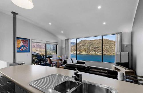 Frankton Apartment | Remarkable Views 3 bedroom - lake & mountain views