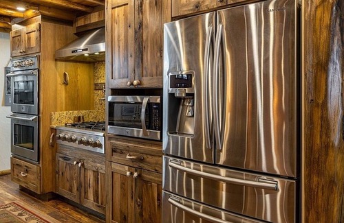 Cody Cabin | Remarkable views of Cody & the surrounding mountains, few mins to Downtown Cody.