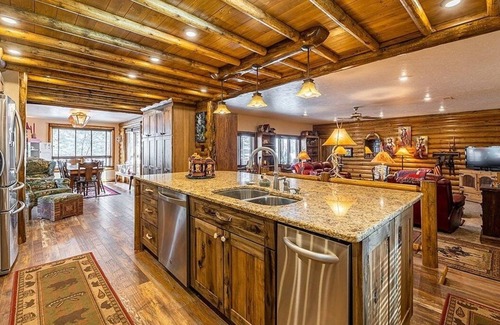 Cody Cabin | Remarkable views of Cody & the surrounding mountains, few mins to Downtown Cody.