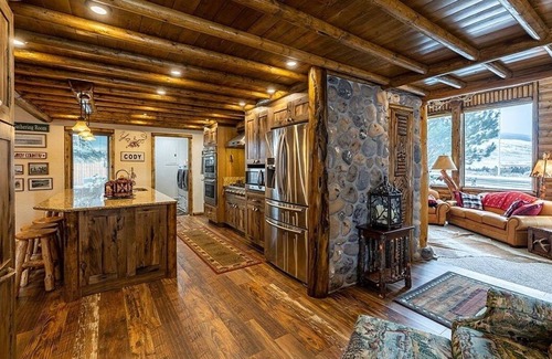 Cody Cabin | Remarkable views of Cody & the surrounding mountains, few mins to Downtown Cody.