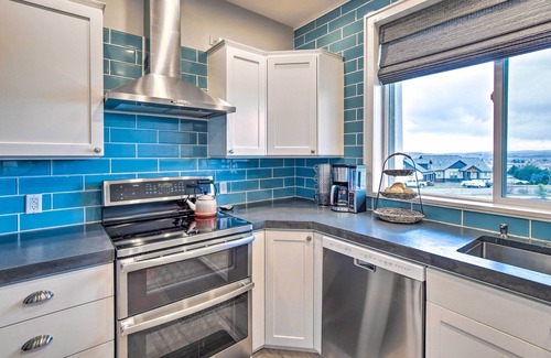 Gleed House | Remarkable Yakima Getaway w/Pool & Hot Tub!