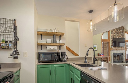 The Galena Territory House | REMODELED! 2B/2B, Deck off10th GOLF Green, Dog Friendly, Pool, WIFI, in Resort!