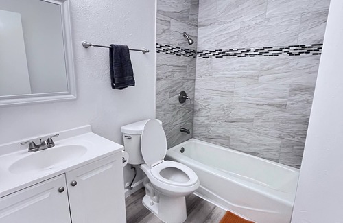 Albuquerque Apartment | Remodeled 2br ato with AC, WIFI, Washer near hospitals,UNM, I-25,CNM, airport