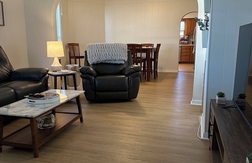 Marion House | Remodeled 3-bedroom home in heart of Marion. Super Clean.