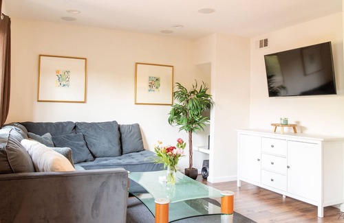 Reseda House | Remodeled 3 bedroom 2 bathroom townhome