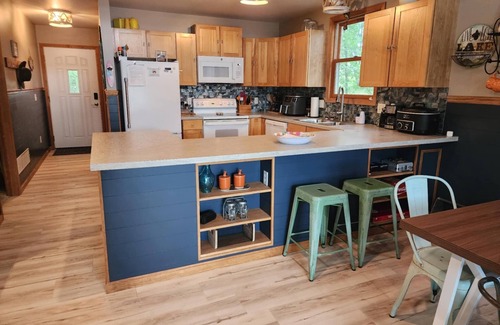 Le Roy Cottage | Remodeled 3BR 2BA Beachfront Cottage, Pet Friendly. All-Sports Lakefront