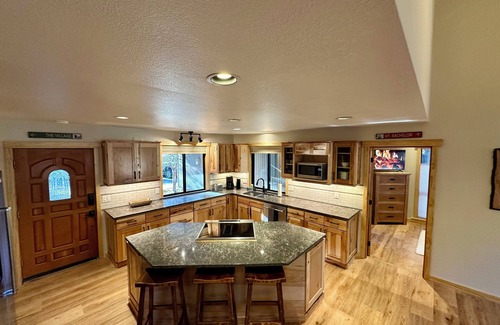 Deer Park House | Remodeled 4 bed, EV charging ,AC, Tankless water heater, SHARC passes, pet free