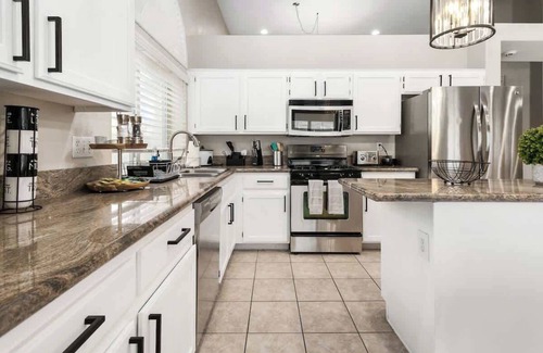 Gibson Springs House | Remodeled 5 Bedroom Stunner close to LV Strip!